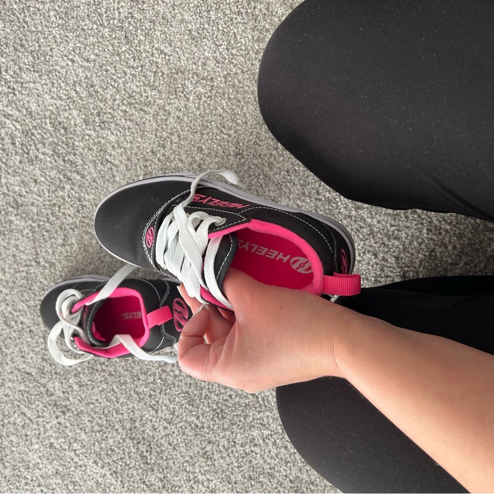 Heelys Women's Black and Pink Sneakers